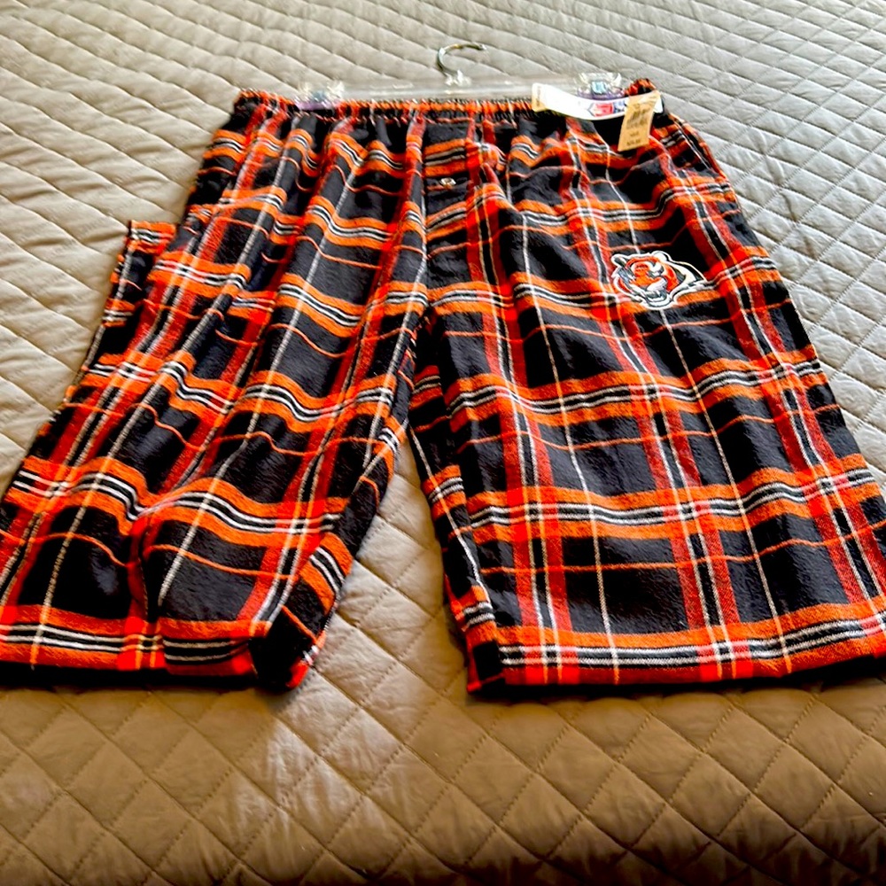 New with tags: men’s medium size Cincinnati Bengals flannel pants.